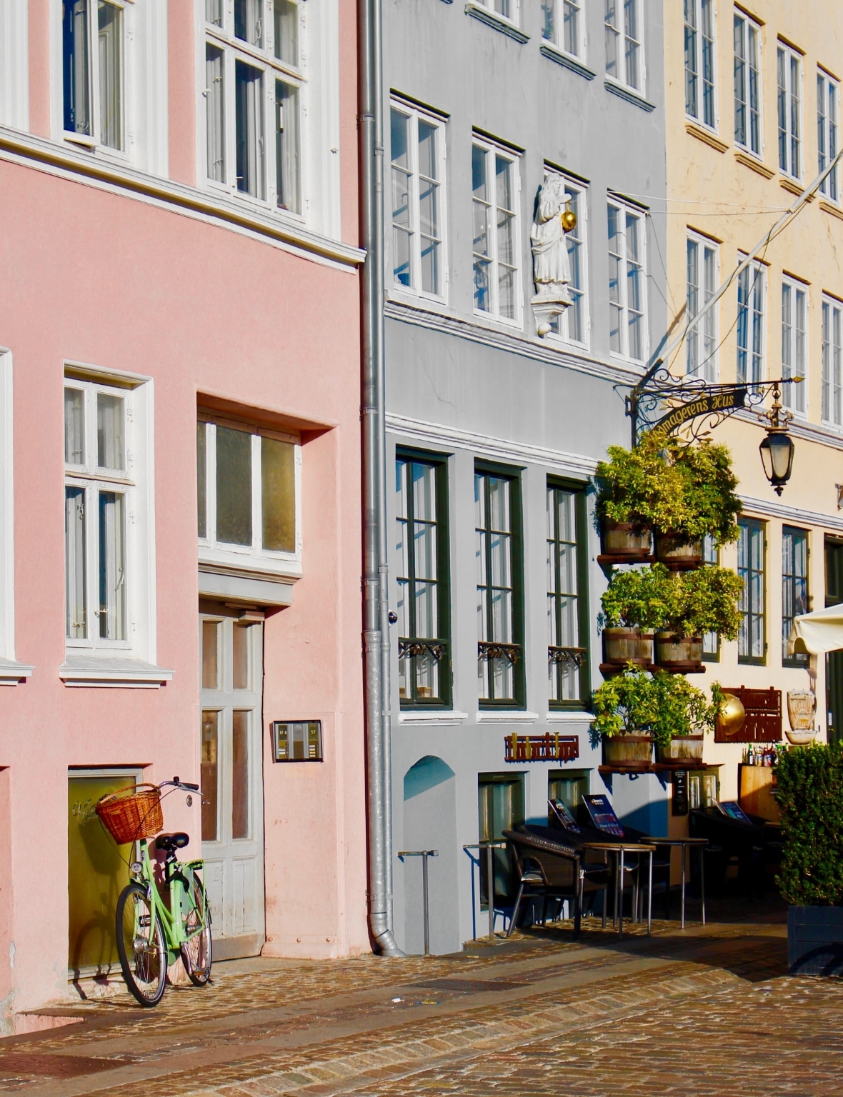 静かなコペンハーゲンの街の通りの画像。