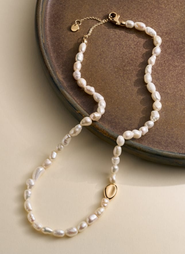 Imitation pearl necklace with a stunning golden pebble piece