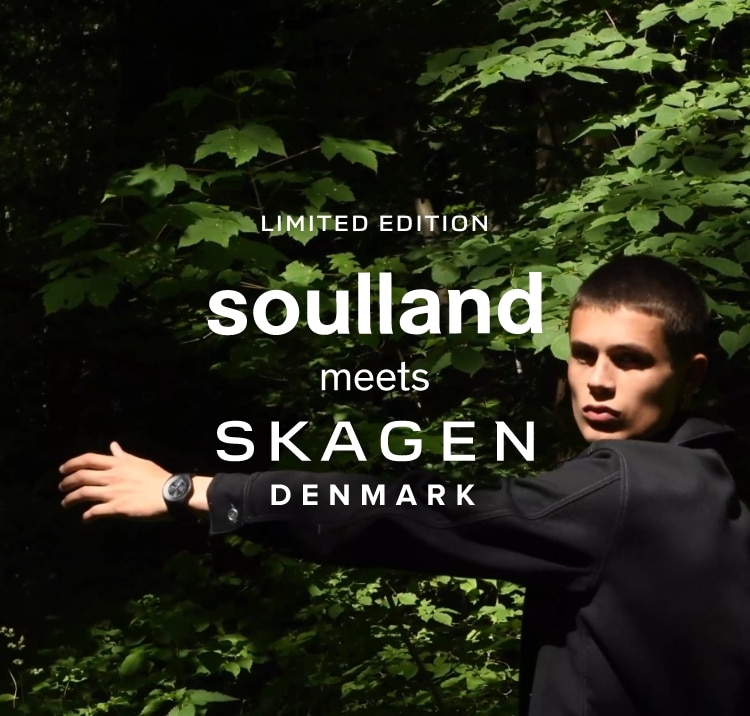 Soulland X Skagenウォッチを着けている、森の中にいる男性の画像