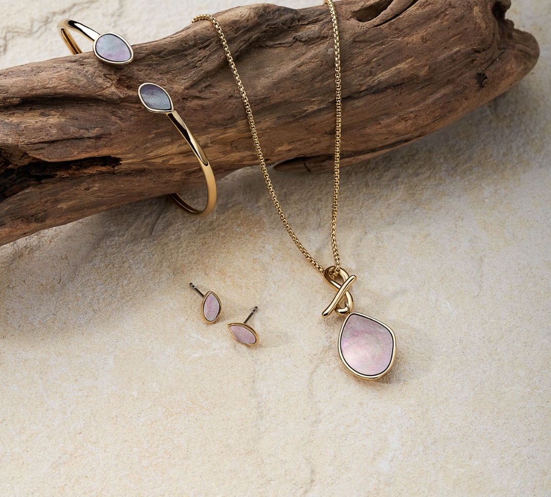 Eine Reihe von Skagen Schmuck auf einem Stück Holz