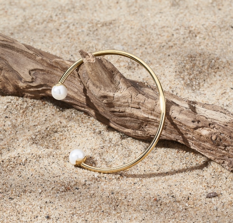 Agnethe bracelet shown on wood on the beach