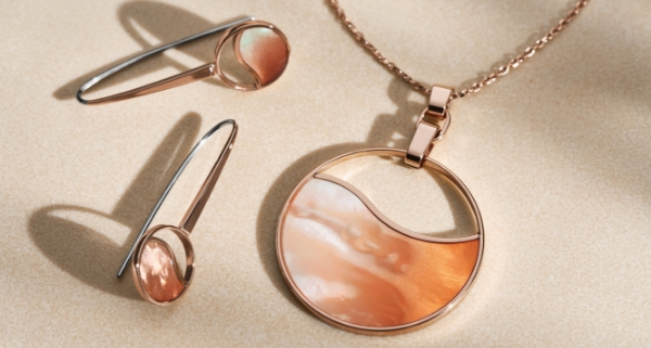 Image of the mother-of-pearl jewelry collection