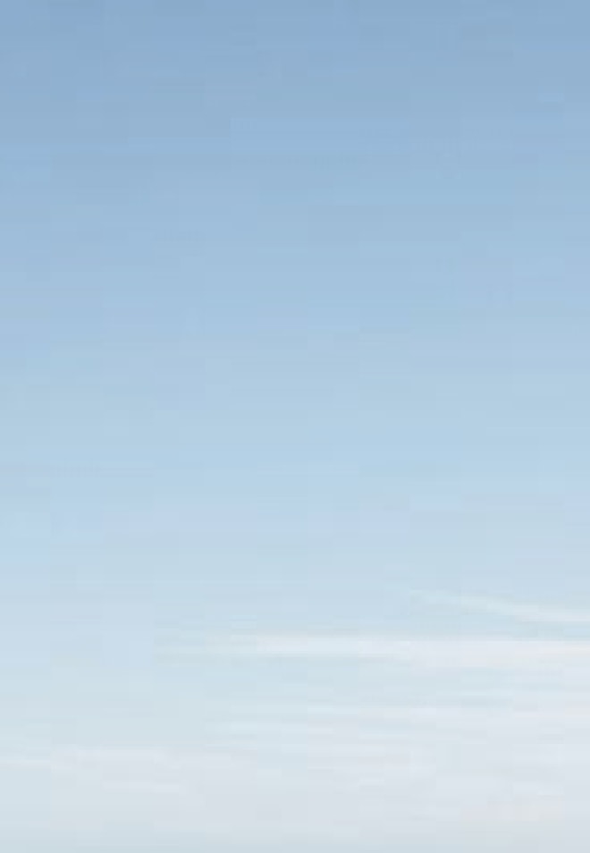 Hellblauer Himmel mit Wolken als Hintergrund.  Bilder der Skagen Bestseller