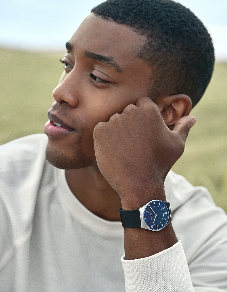 Bild eines Mannes mit einer Uhr.