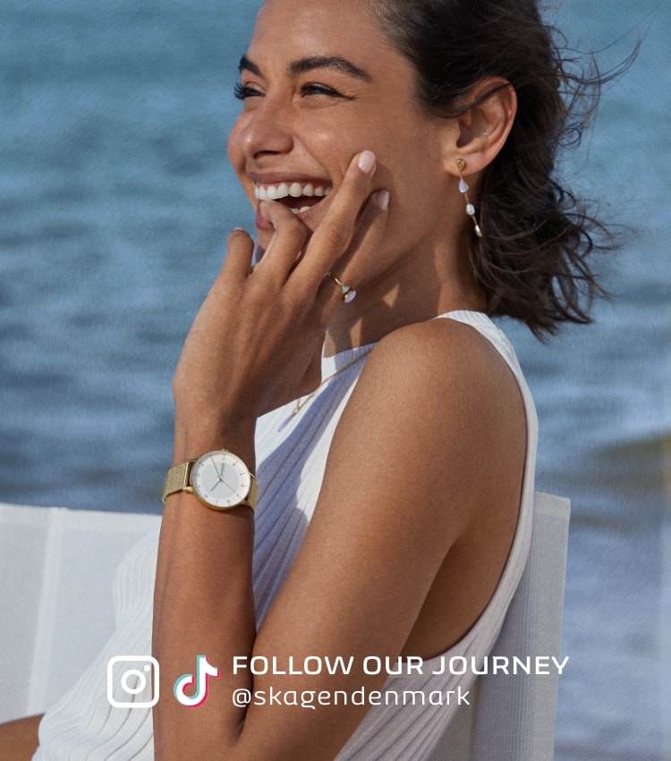 Begleite uns auf unserer Reise. Frau mit unserer Uhr Riis und Skagen Schmuck