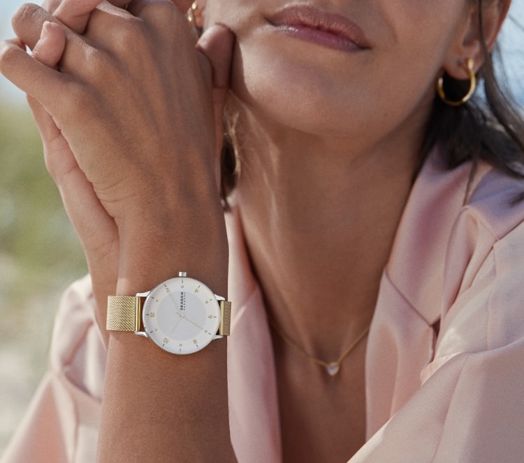 Zwei Uhren Riis. Frau mit einer Uhr Riis.
