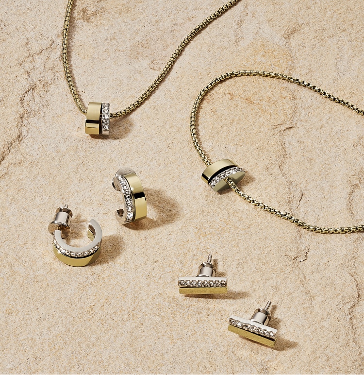 Ein Set aus passendem Ring, Armband, Ohrringen und Halskette in Roségoldfarben mit funkelnden Akzenten.
