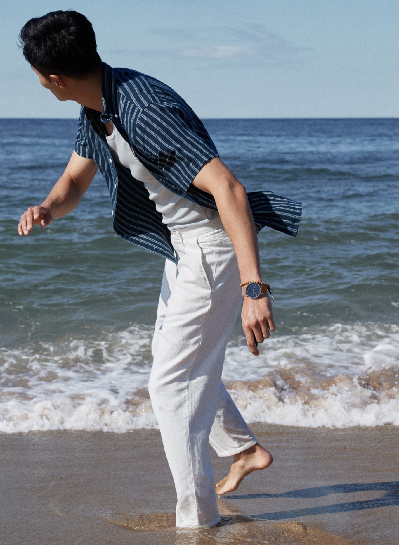 Bild eines Mannes am Strand mit einer Skagen Uhr