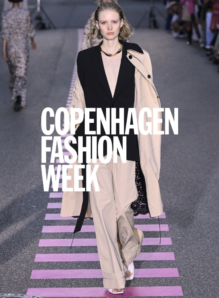 コペンハーゲン・ファッションウィークのランウェイを歩く女性の画像