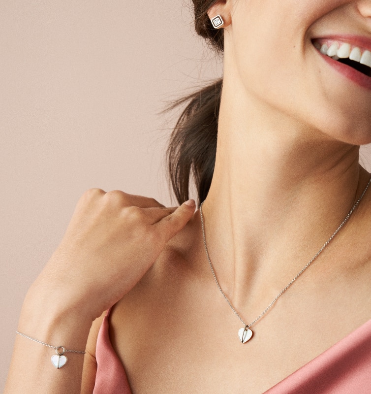 Silver-tone jewelry with matching pendants with mother-of-pearl.
