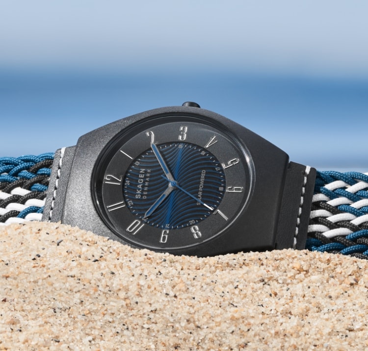 Image of the watch in the sand
