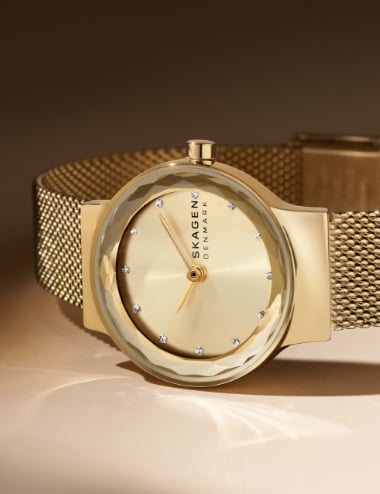 Eine goldfarbene Skagen Uhr