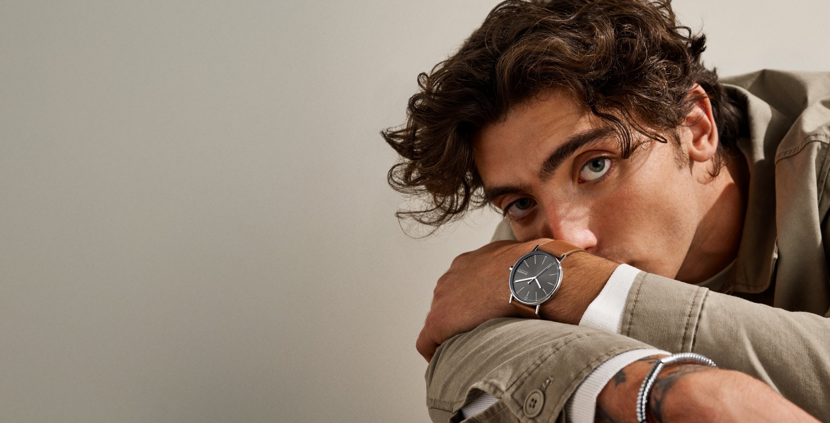 Model wearing the men's Signatur watch