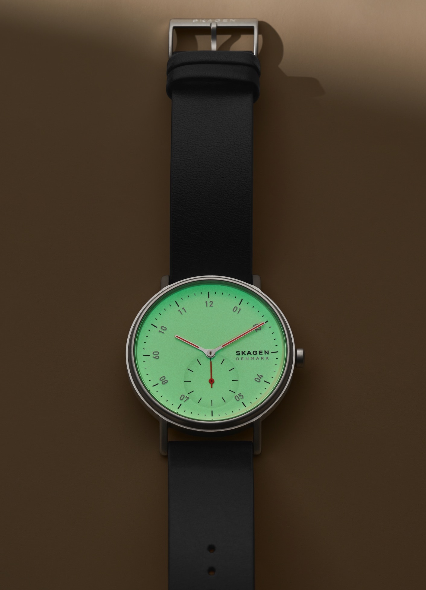 GIF of the Kuppel full-lume dial, showcasing during the day and night 