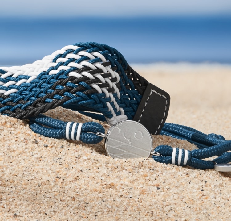 Bild eines Armbands im Sand