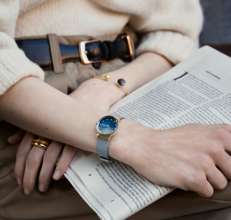 Image of a woman wearing the Freja Lille watch