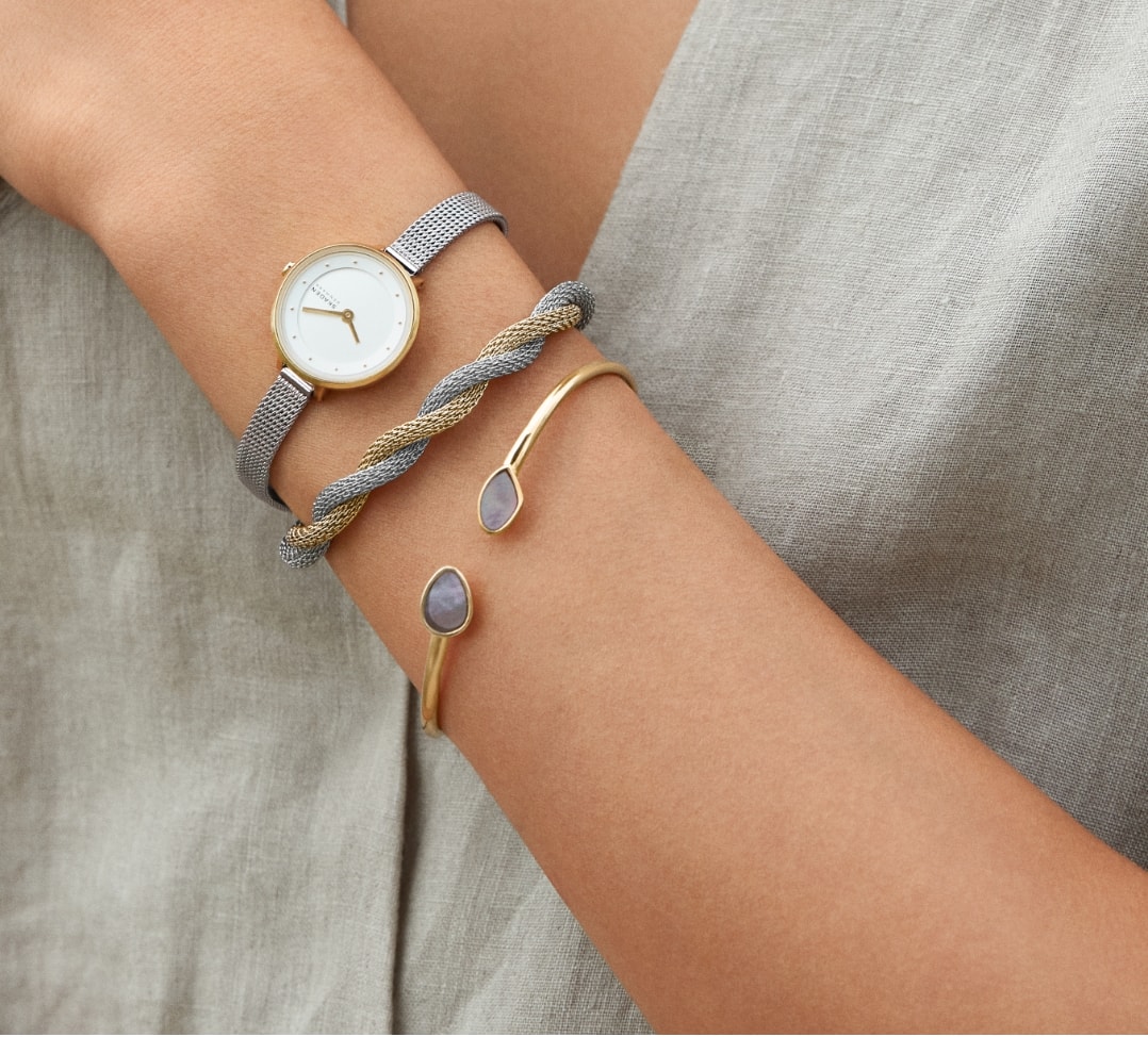 Eine Reihe von Skagen Accessoires auf dem Handgelenk einer Frau