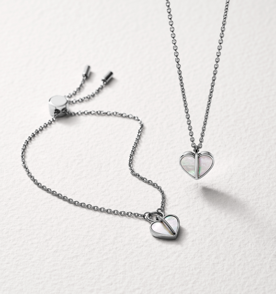 Silberfarbener Schmuck mit passenden Anhängern mit Perlmutt.