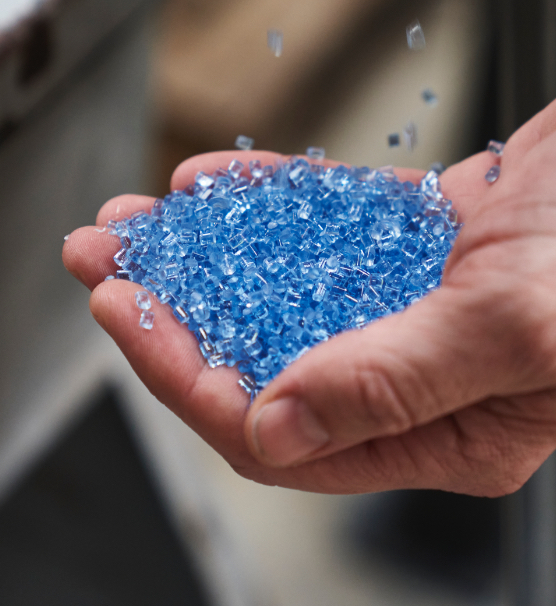 Bild von Händen, die #tide ocean material® Pellets halten.