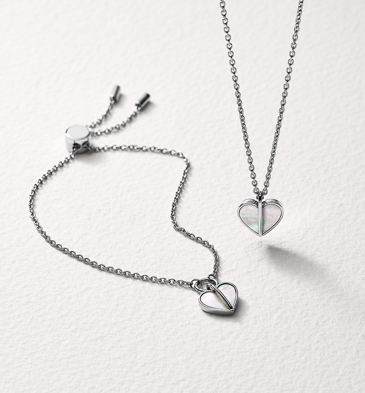 Silberfarbener Schmuck mit passenden Anhängern mit Perlmutt.