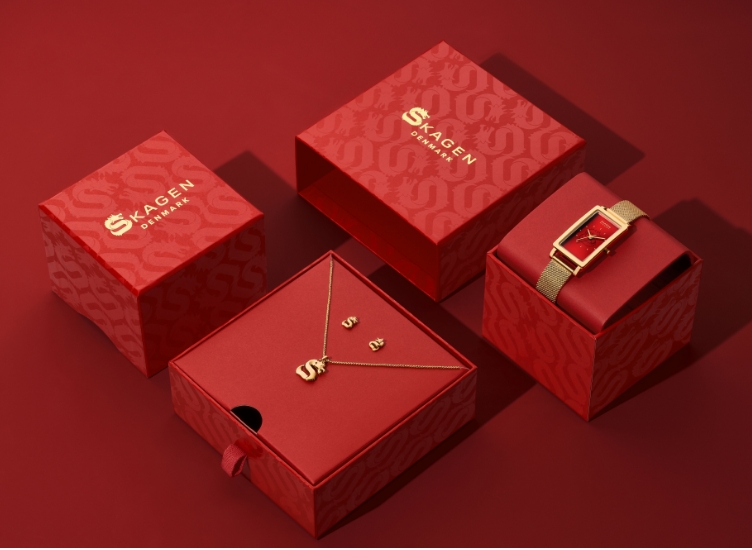 LUNAR NEW YEAR ドラゴンコレクションのアクセサリーが並ぶ画像。