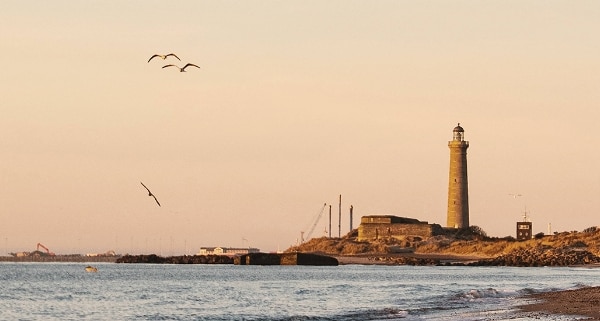 Bild eines Leuchtturms am Strand