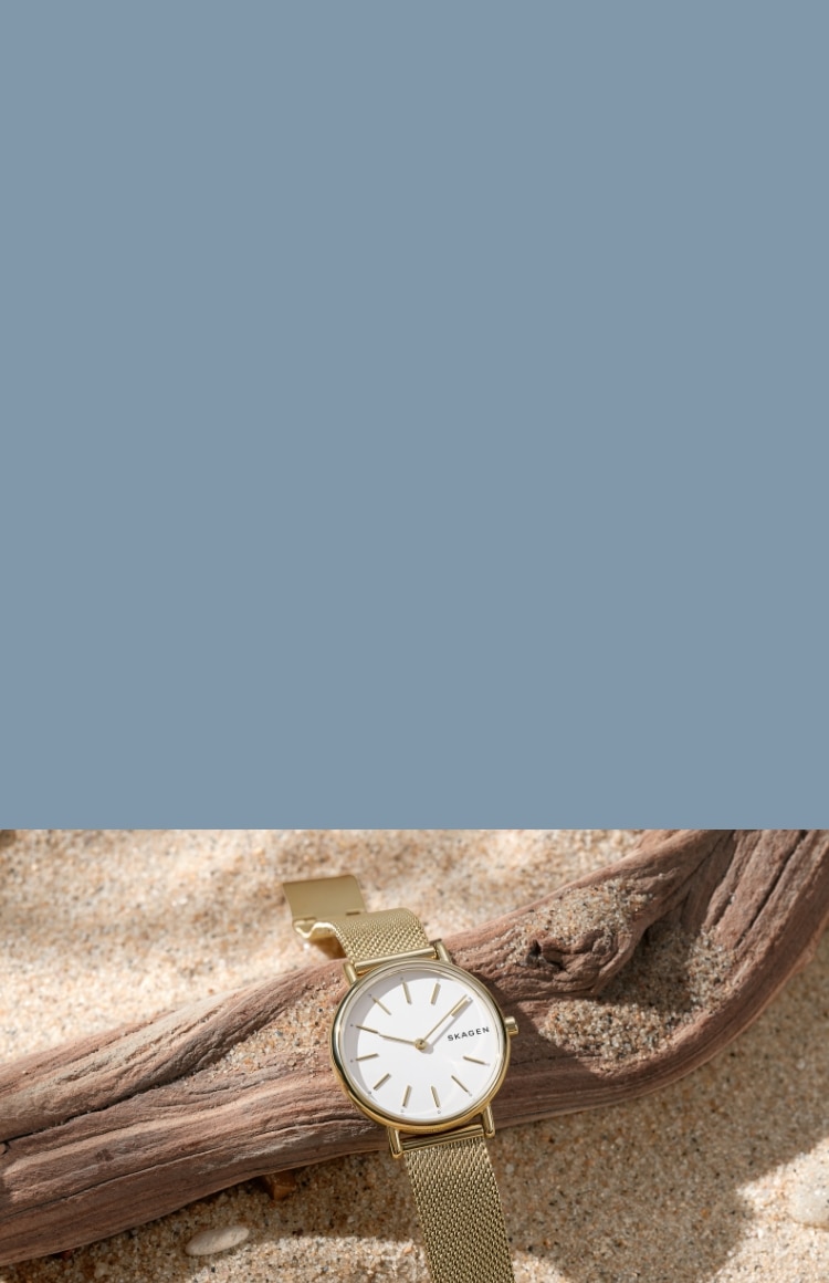 Bild einer Skagen Uhr auf einem Stück Holz auf Sand und ein Bild einer Skagen Uhr am Strand