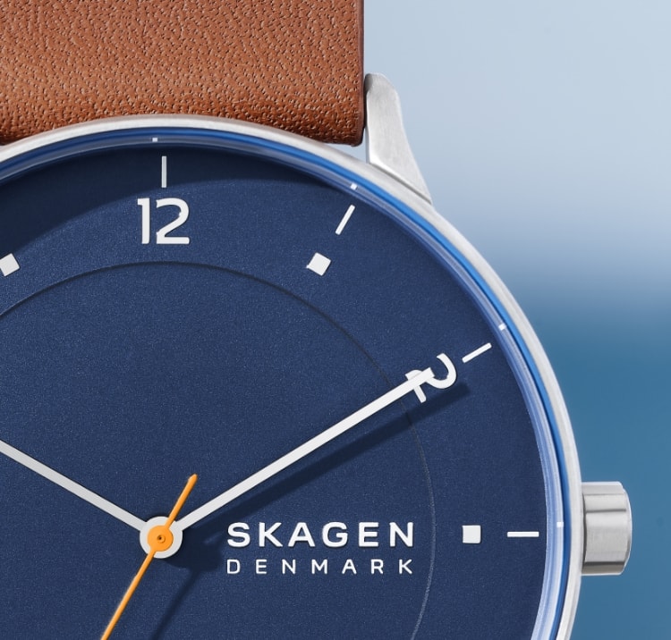 Die neue Uhr Riis mit blauem Zifferblatt und braunem Lederband