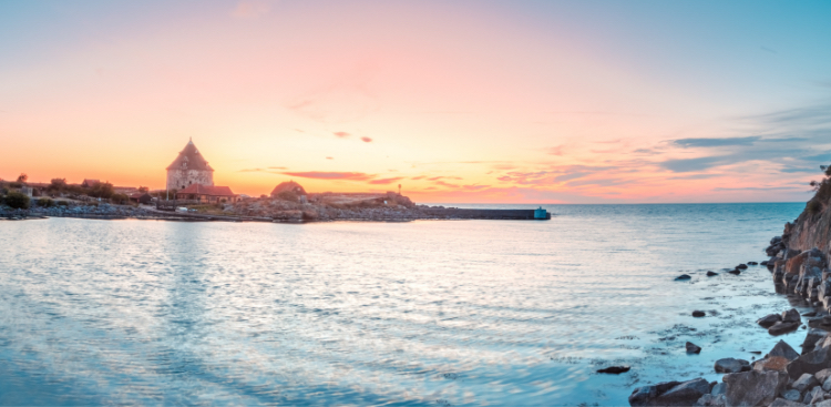 Sonnenuntergang am Meer in einem Küstenstädtchen.