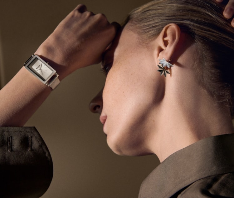 Skagen ホリデースター HAGENウォッチを着けた女性モデル。