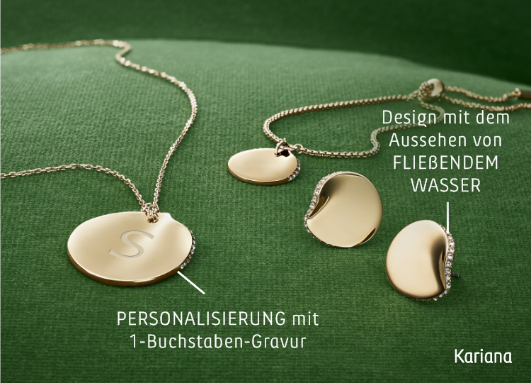 Eine Auswahl von Schmuckstücken auf einem grünen Sofa.