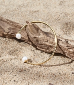 Bild eines Skagen Armbands am Strand