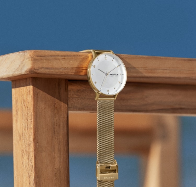 Die neue Uhr Riis mit goldfarbenem Milanaiseband